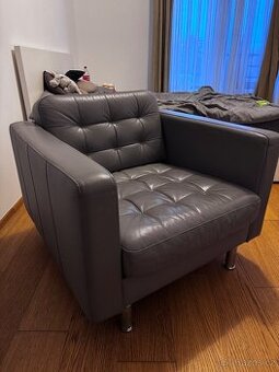 kožené křeslo s podnožkou ikea landskrona