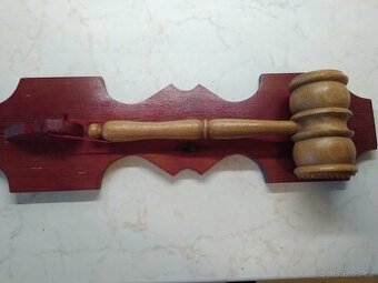 Dřevěná palička na maso s poličkou