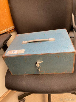 Trezor, kasička, pokladnička, sejf starší  700 kč s poštou