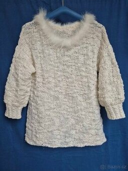 Dámský bílý ručně pletený svetr s labutěnkou