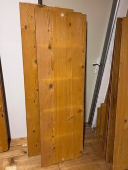 Stará prkna ze 100 let starých skříní.