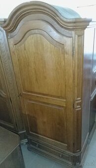 Dubová šatní skříň