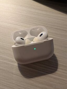 AirPods Pro 2 (2023) + cerny case