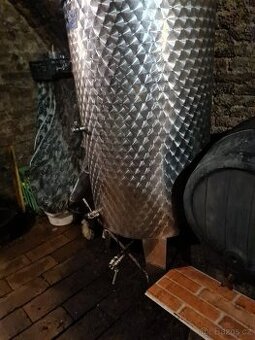 Nerezova nadoba na stáčení vína