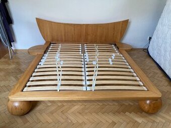 Designová postel z masivu
