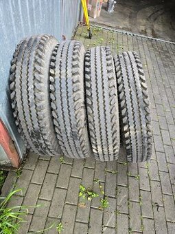 Gumy traktor