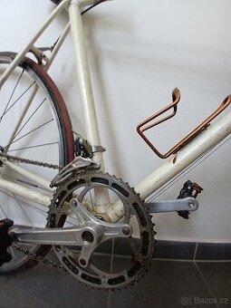Bílé retro kolo značky Raleigh