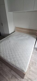 Postel o rozměrech 180×200 cm s lamelovým roštem a matrací