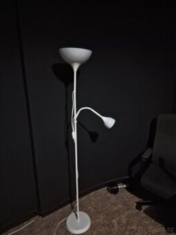 Stojná lampa bílá
