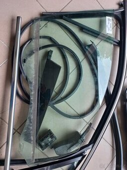 VW Touareg 7P, sklo PP dveří