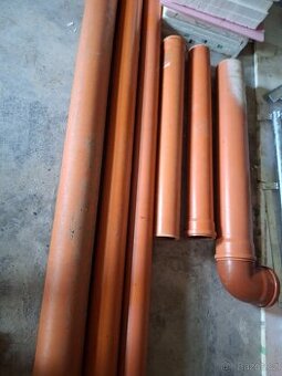 Odpadní potrubí zbytky ze stavby