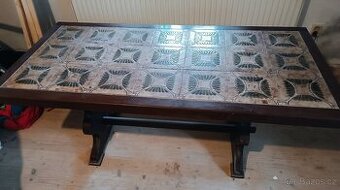 Robustní jídlem stůl  s kachpemi