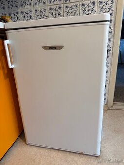 Lednička Zanussi s mrazícím boxem a policemi