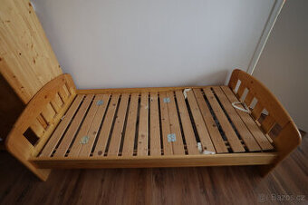 Dřevěná postel s roštem a úložným prostorem