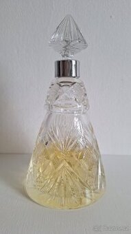 Broušená skleněná křišťálová karafa s koňakem