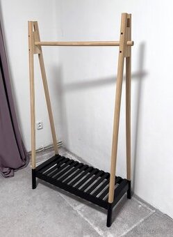 Věšák na oblečení JYSK JENNET s policí na boty – přírodní/če