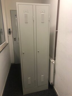 Plechová dvojskříň, celkem 3 ks, Kč 800,—/ks