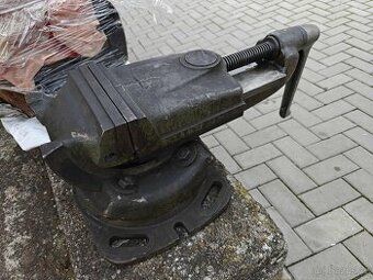 Svěrák s otočným sklonem strojní