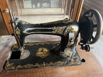 Starý šlapací šicí stroj – dekorativní litinový podstavec, k