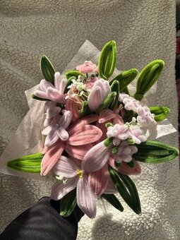 Pipe cleaner lilies, květina