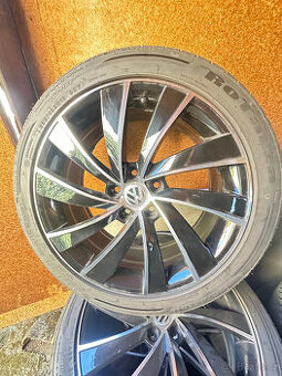 Sadu AL  disků 5x112  obuté 225/45 R 18" Racing Line