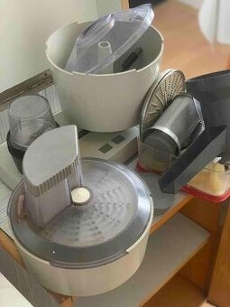 Kuchyňský robot ve skříňce