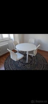 Kulatý bílý stůl a 4 židle