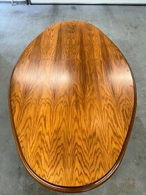 Ručně broušený dřevěný stůl