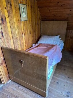 Sada starožitného nábytku
