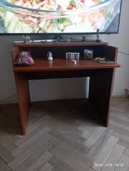 Prodáme stůl za 89kč.Je pevný,v dobrém stavu - 1