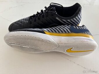 NIKE SALOVKY VEL. 45