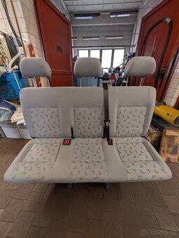 VW T5 Caravelle 2005 – Zadní sklopná trojsedačka (3-místná l