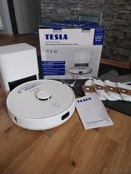 Tesla roboticky vysavač s mopováním