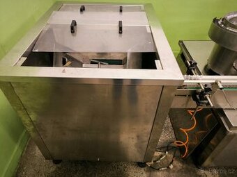 Plnící linka a etiketovací stroj