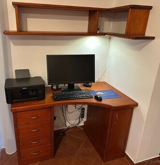 Rohový psací stůl s policí