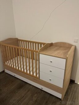 Dětská postýlka s přebalovacím pultem + matrace