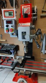 Frézka na kov s křížovým stolem