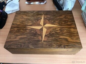 Dřevěná šperkovnice