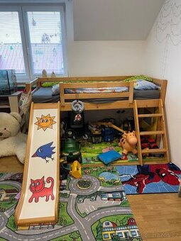 Vyvýšená postel se skluzavkou