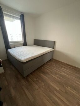 Moderní manželská postel