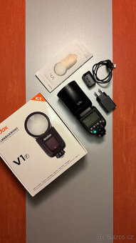 Godox V1 F