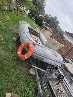 Člun s motorem a manipulačním vozíkem