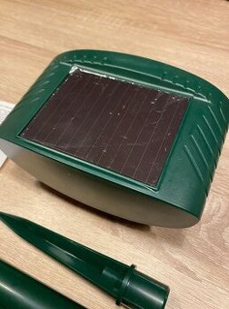 Ultrazvukový odplašovač zvierat s pohybovým senzorom