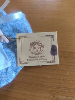 Sedící porcelánová panenka