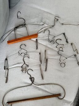 Retro kovová ramínka – sada 8 ks (styl + funkčnost)