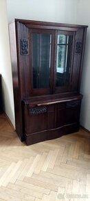 Starozitny  sklenik  a  příborník