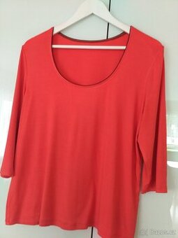 Halenka s hlubokým výstřihem