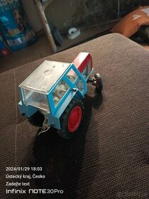 Traktor stará hračka