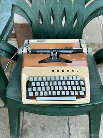 Starý psací stroj CONSUL