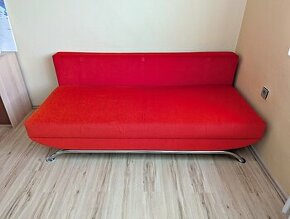 Červený rozkládací gauč s úložným prostorem